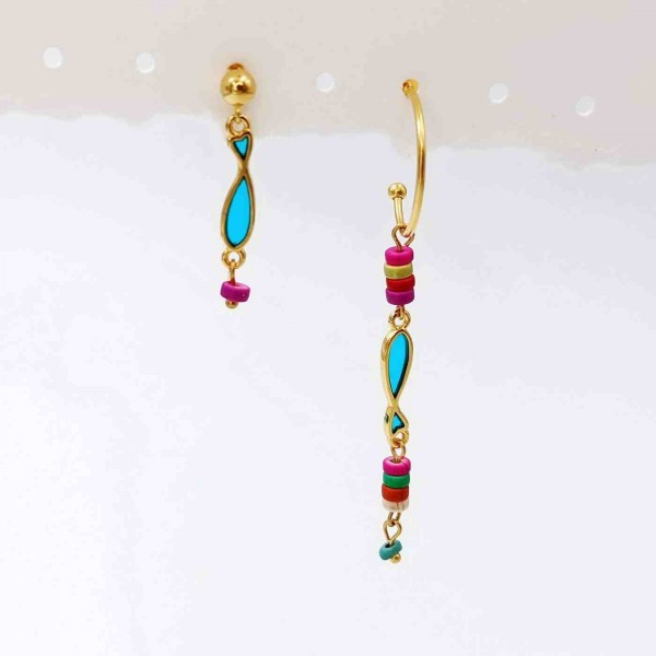 Dissimilar earrings in gold-plating with fish made of glass and beads