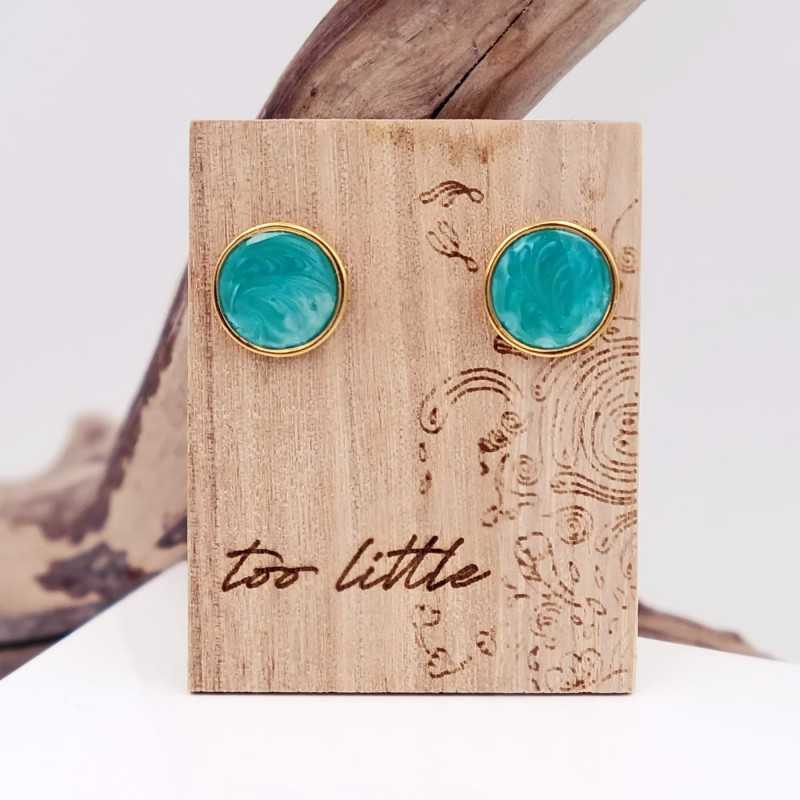 Καρφωτά σκουλαρίκια με σμάλτο και επίχρυση επιμετάλλωση σε ξύλινο ταμπελάκι με χάραξη 