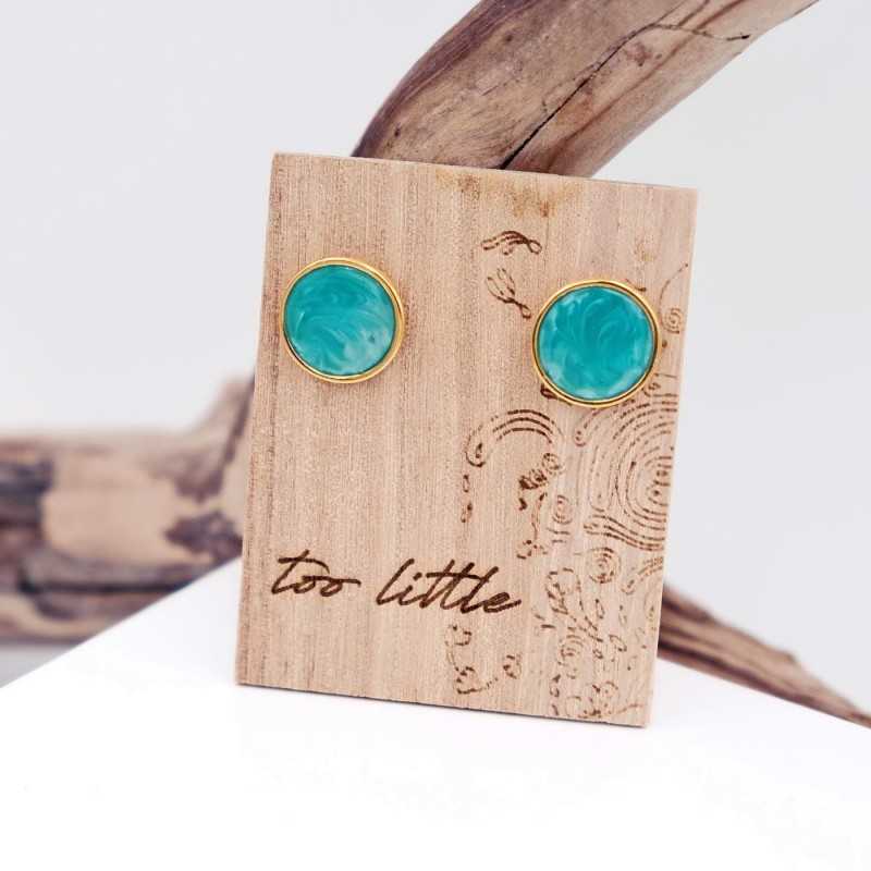 Καρφωτά σκουλαρίκια με σμάλτο και επίχρυση επιμετάλλωση σε ξύλινο ταμπελάκι με χάραξη 