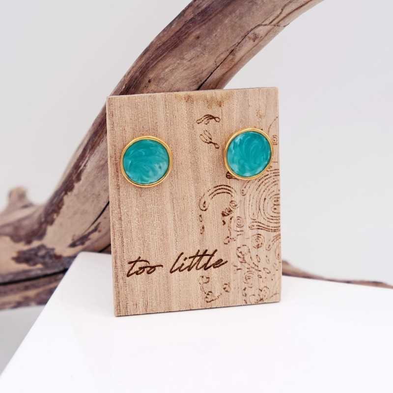 Καρφωτά σκουλαρίκια με σμάλτο και επίχρυση επιμετάλλωση σε ξύλινο ταμπελάκι με χάραξη 