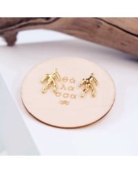 Stud earrings gold-plated Stud earrings with gold-plating on wooden engraved card