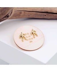 Stud earrings gold-plated Stud earrings with gold-plating on wooden engraved card
