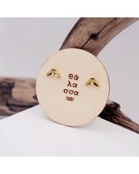 Stud earrings gold-plated Stud earrings with gold-plating on wooden engraved card