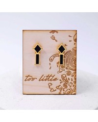 Stud earrings with enamel Stud earrings with enamel in gold-plating on wooden engraved card