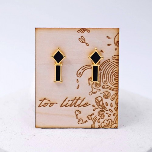 Stud earrings with enamel in gold-plating on wooden engraved card 