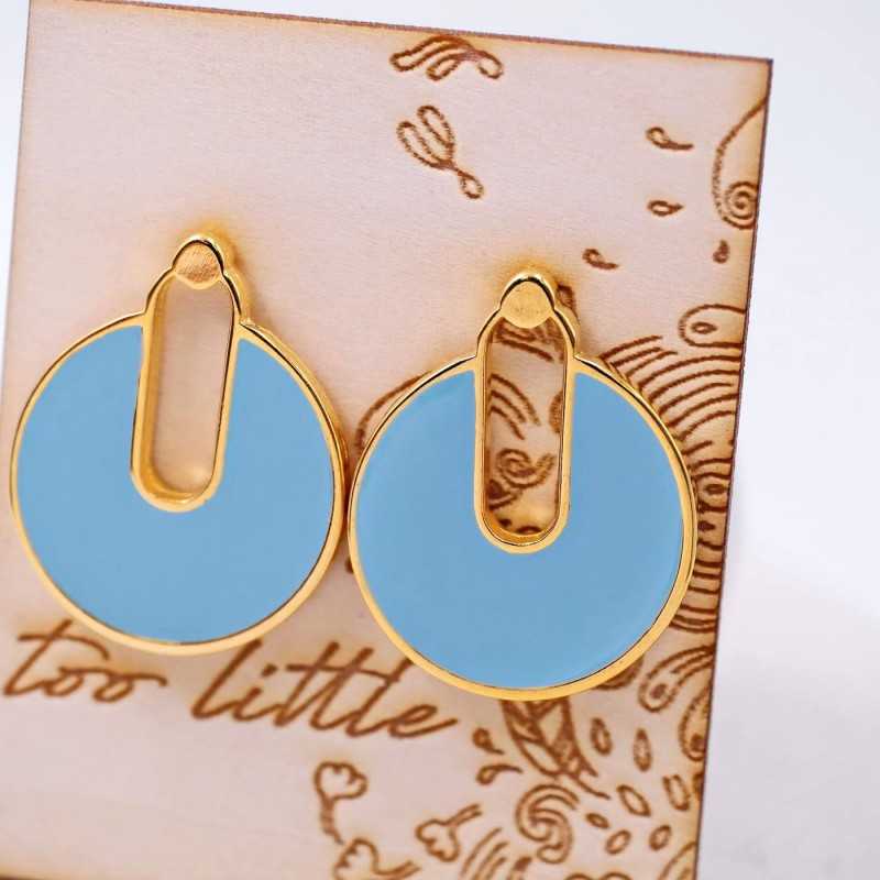 Stud earrings with enamel in gold-plating on wooden engraved card 
