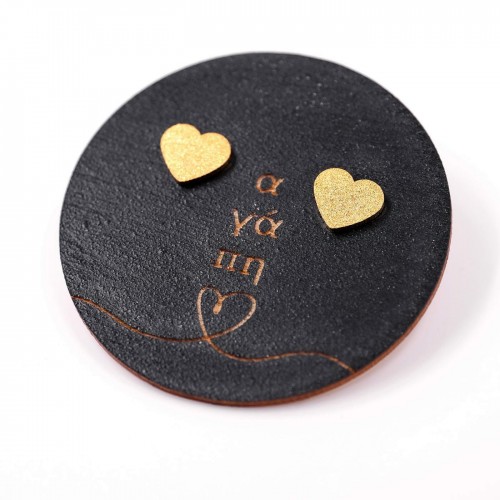 Stud hearts earrings in gold-plating on wooden engraved card 