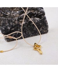 Μακρύ κολιέ με μεταλλικό σταυρό Μακρύ κολιέ από κορδόνι και μεταλλικό σταυρό