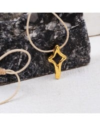 Μακρύ κολιέ με μεταλλικό σταυρό Μακρύ κολιέ από κορδόνι και μεταλλικό σταυρό