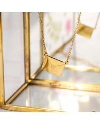 Επίχρυσο κολιέ αλυσίδα με μεταλλικό φάκελο Κολιέ με αλυσίδα και επίχρυσα στοιχεία από ανοξείδωτο ατσάλι