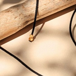 Xειροποίητo κολιέ από κορδόνι, σμάλτο και επίχρυσα στοιχεία