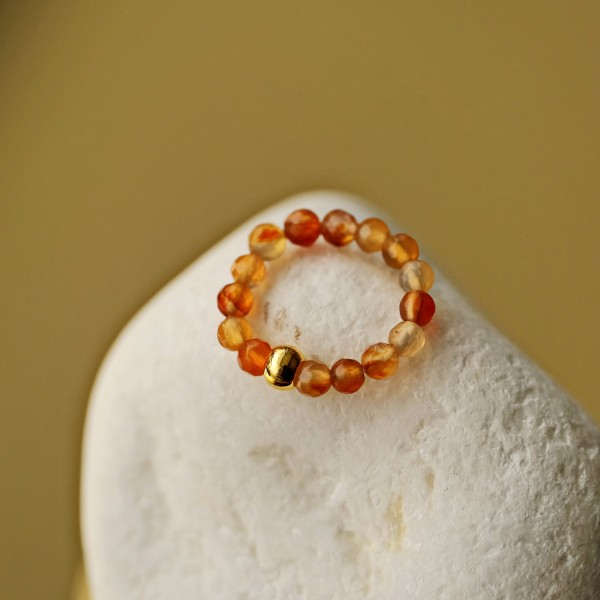 Elastic toe ring with glass beads and gold-plated parts
