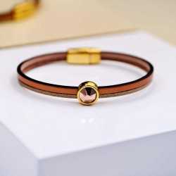 Δερμάτινο βραχιόλι με κρύσταλλο Swarovski Δερμάτινο βραχιόλι με κρύσταλλο Swarovski και στοιχεία σε επίχρυση επιμετάλλωση