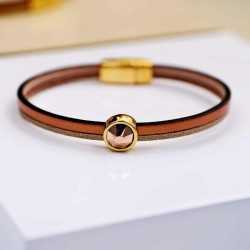 Δερμάτινο βραχιόλι με κρύσταλλο Swarovski Δερμάτινο βραχιόλι με κρύσταλλο Swarovski και στοιχεία σε επίχρυση επιμετάλλωση
