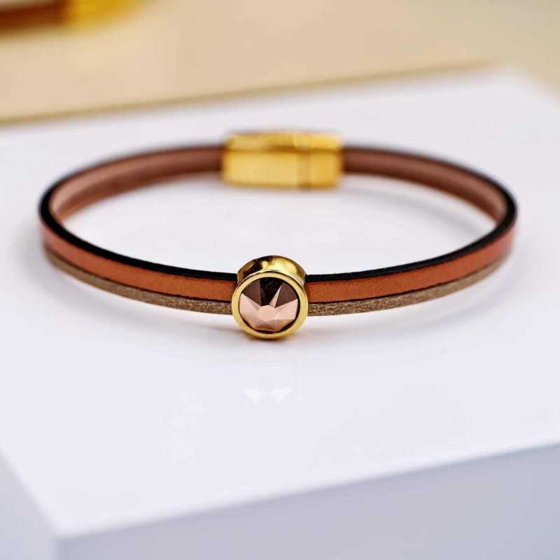 Leather bracelet with Swarovski crystal Leather bracelet with Swarovski crystal and metal parts in gold-plating