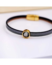 Δερμάτινο βραχιόλι με κρύσταλλο Swarovski Δερμάτινο βραχιόλι με κρύσταλλο Swarovski και στοιχεία σε επίχρυση επιμετάλλωση