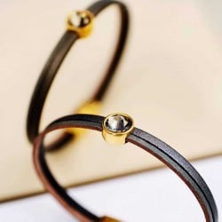 Δερμάτινο βραχιόλι με κρύσταλλο Swarovski και στοιχεία σε επίχρυση επιμετάλλωση