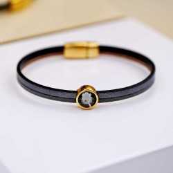 Δερμάτινο βραχιόλι με κρύσταλλο Swarovski και στοιχεία σε επίχρυση επιμετάλλωση