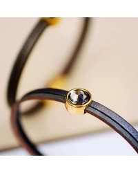 Δερμάτινο βραχιόλι με κρύσταλλο Swarovski Δερμάτινο βραχιόλι με κρύσταλλο Swarovski και στοιχεία σε επίχρυση επιμετάλλωση