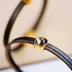 Δερμάτινο βραχιόλι με κρύσταλλο Swarovski και στοιχεία σε επίχρυση επιμετάλλωση