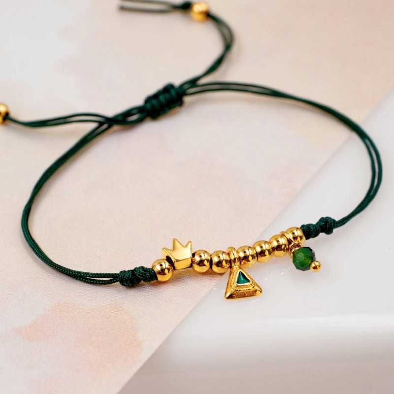 Μακραμέ βραχιόλι με κεραμικό στοιχείο και επίχρυση κορώνα Χειροποίητο μακραμέ βραχιόλι από κορδόνι υψηλής ποιότητας και επίχρυση κορώνα