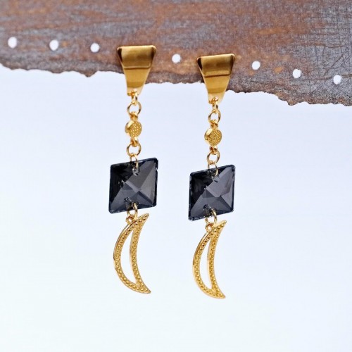 Impressive earrings with crystals and gold-plated parts