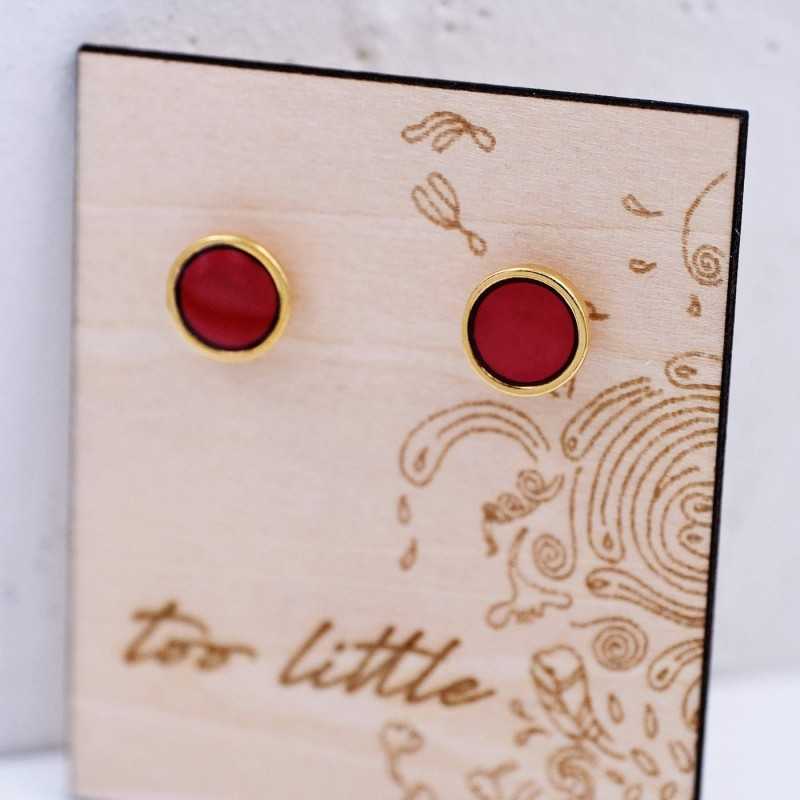 Stud earrings with enamel Stud earrings with enamel in gold-plating on wooden engraved card