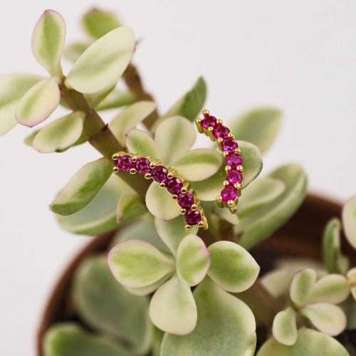 Χειροποίητα καρφωτά σκουλαρίκια με ζιργκόν και επίχρυση επιμετάλλωση σε καρτελάκι Toolittle