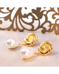 Gold-plated earrings with fresh water pearl Handmade gold-plated earrings with fresh water pearl
