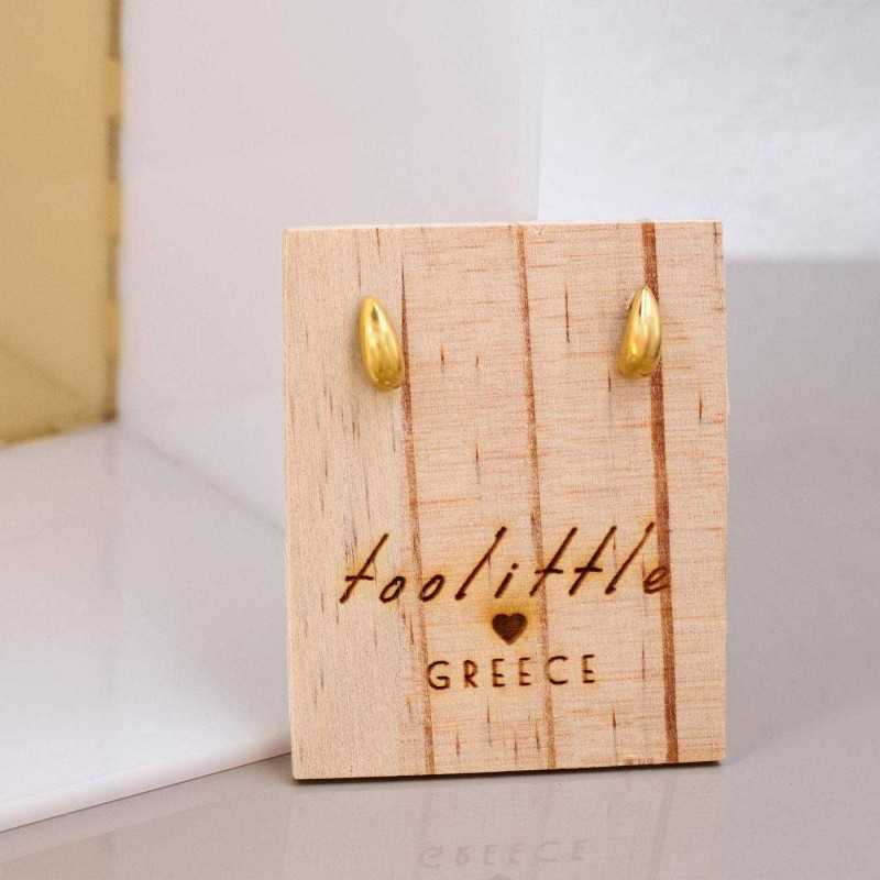 Καρφωτά σκουλαρίκια σταγόνα με επίχρυση επιμετάλλωση Καρφωτά σκουλαρίκια σταγόνα με επίχρυση επιμετάλλωση σε ξύλινο ταμπελάκι