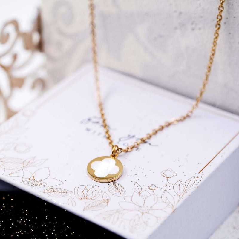 Short necklace with mother of pearl part in gold-plating Short necklace with mother of pearl part in gold-plating
