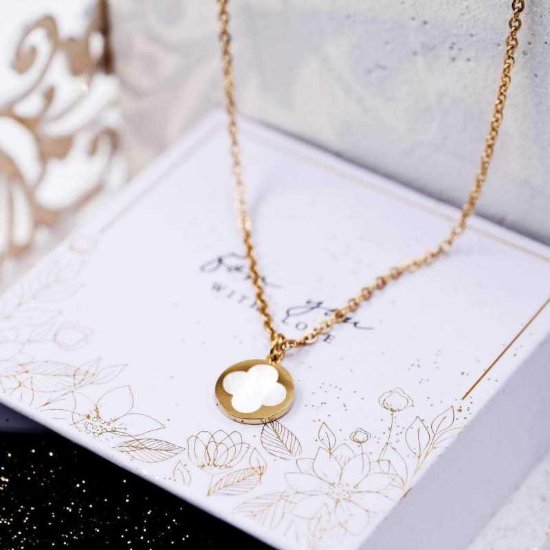 Short necklace with mother of pearl part in gold-plating Short necklace with mother of pearl part in gold-plating