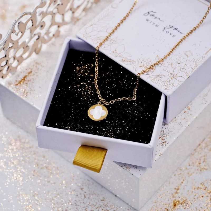 Short necklace with mother of pearl part in gold-plating Short necklace with mother of pearl part in gold-plating