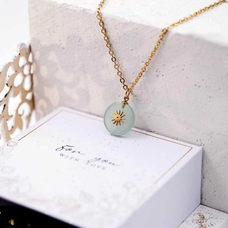 Short necklace with quartz part in gold-plating