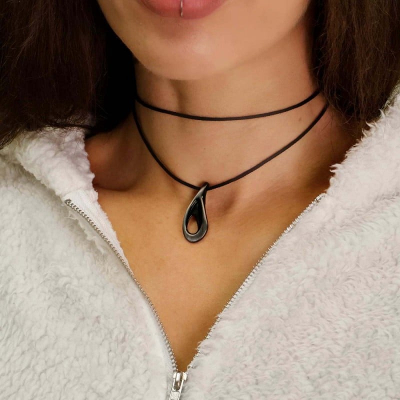 Μακρύ κολιέ unisex με μεταλλικό μενταγιόν Μακρύ κολιέ unisex από κορδόνι και μεταλλικό μενταγιόν