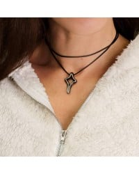 Μακρύ κολιέ unisex με μεταλλικό σταυρό Μακρύ κολιέ unisex από κορδόνι και μεταλλικό σταυρό