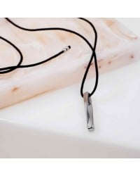 Μακρύ κολιέ unisex με μεταλλικό μενταγιόν Μακρύ κολιέ unisex από κορδόνι και μεταλλικό μενταγιόν από ανοξείδωτο ατσάλι