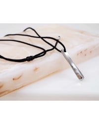 Μακρύ κολιέ unisex με μεταλλικό μενταγιόν Μακρύ κολιέ unisex από κορδόνι και μεταλλικό μενταγιόν από ανοξείδωτο ατσάλι