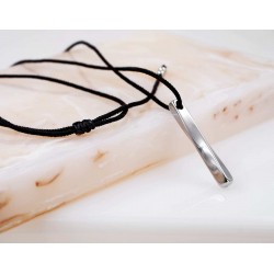 Μακρύ κολιέ unisex από κορδόνι και μεταλλικό μενταγιόν από ανοξείδωτο ατσάλι