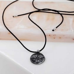 Μακρύ κολιέ unisex από κορδόνι και μεταλλικό μενταγιόν