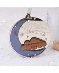 Χριστουγεννιάτικο στολίδι “My First Christmas” για Αγόρι – Σελήνη & Συννεφάκι Χριστουγεννιάτικο στολίδι “My First Christmas” – Σελήνη και Συννεφάκι με όνομα και έτος γέννησης