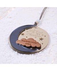 Χριστουγεννιάτικο στολίδι “My First Christmas” για Αγόρι – Σελήνη & Συννεφάκι Χριστουγεννιάτικο στολίδι “My First Christmas” – Σελήνη και Συννεφάκι με όνομα και έτος γέννησης