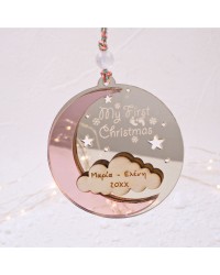 Χριστουγεννιάτικο στολίδι “My First Christmas” για Κορίτσι – Σελήνη & Συννεφάκι Χριστουγεννιάτικο στολίδι “My First Christmas” – Σελήνη και Συννεφάκι με όνομα και έτος γέννησης
