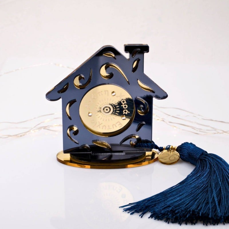 Χειροποίητο επιτραπέζιο γούρι από πλέξιγκλας με κεραμικές χάντρες και φούντα