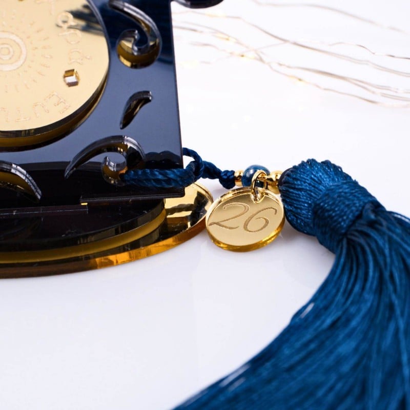 Χειροποίητο επιτραπέζιο γούρι από πλέξιγκλας με κεραμικές χάντρες και φούντα