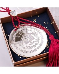 Ασημί Κρεμαστό Γούρι - Σπίτι 2026 σε Κουτί Δώρου Χειροποίητο κρεμαστό γούρι 2026 με ασημί στοιχείο πλέξιγκλας και χάραξη σπίτι