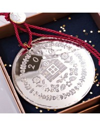 Ασημί Κρεμαστό Γούρι - Σπίτι 2026 σε Κουτί Δώρου Χειροποίητο κρεμαστό γούρι 2026 με ασημί στοιχείο πλέξιγκλας και χάραξη σπίτι