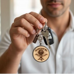 Χειροποίητο ανδρικό μπρελόκ γούρι 2026 με χάραξη, ξύλινο εφέ και ασήμι 925