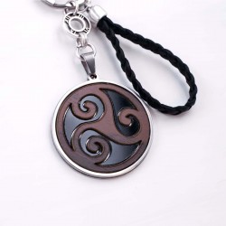 Χειροποίητο ανδρικό μπρελόκ με στοιχείο Triskelion πλέξιγκλας