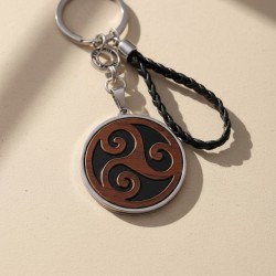 Χειροποίητο ανδρικό μπρελόκ με στοιχείο Triskelion πλέξιγκλας